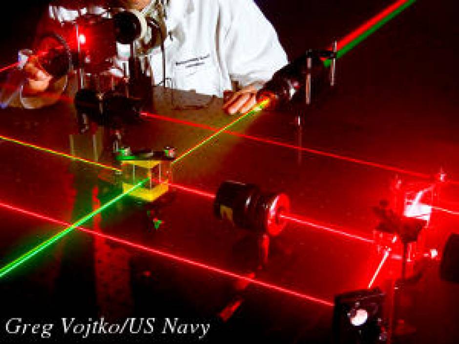 كيف يعمل الليزر Laser 